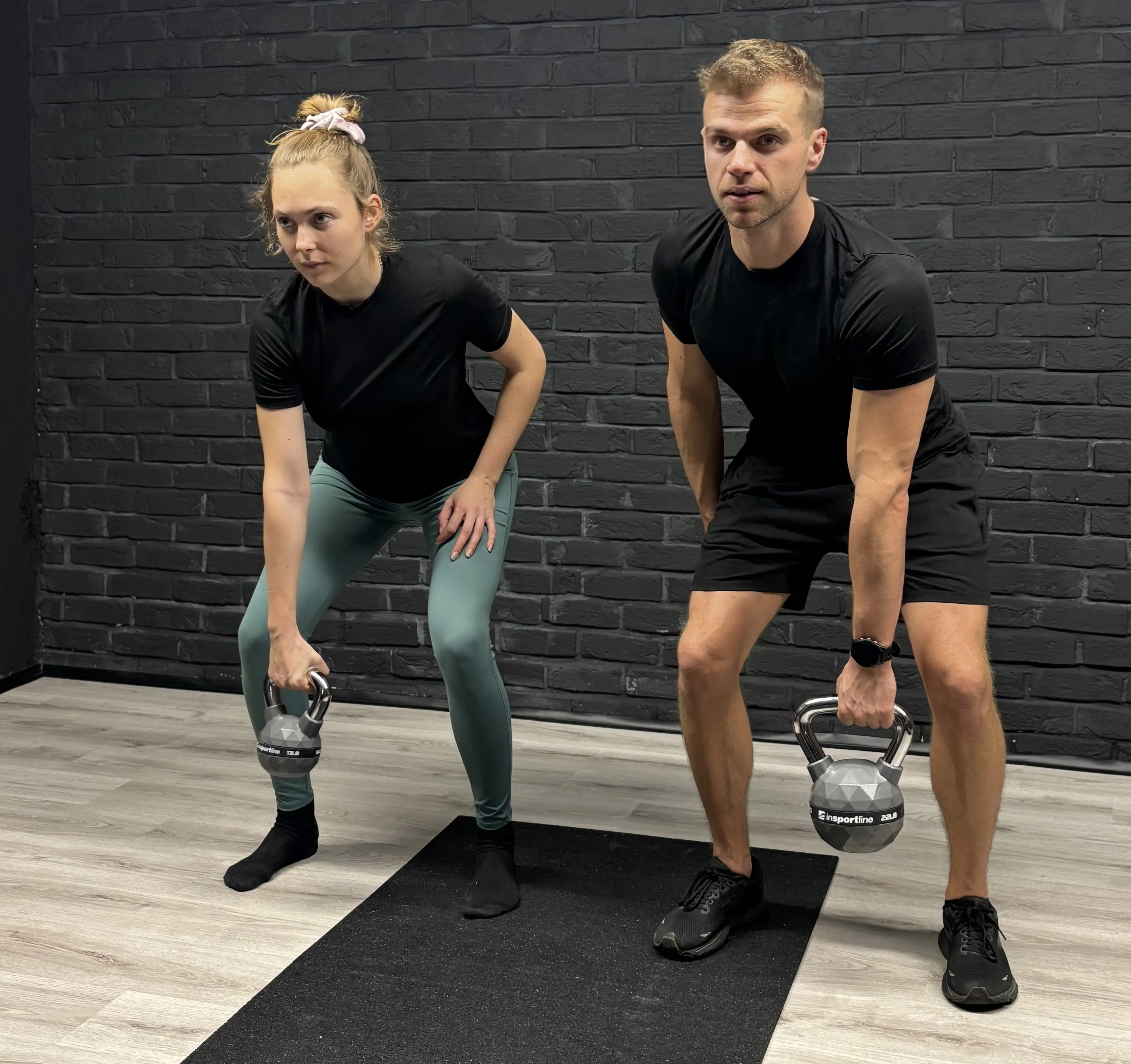 RAWPACE - trénink s kettlebellem v černém sportovním tričku