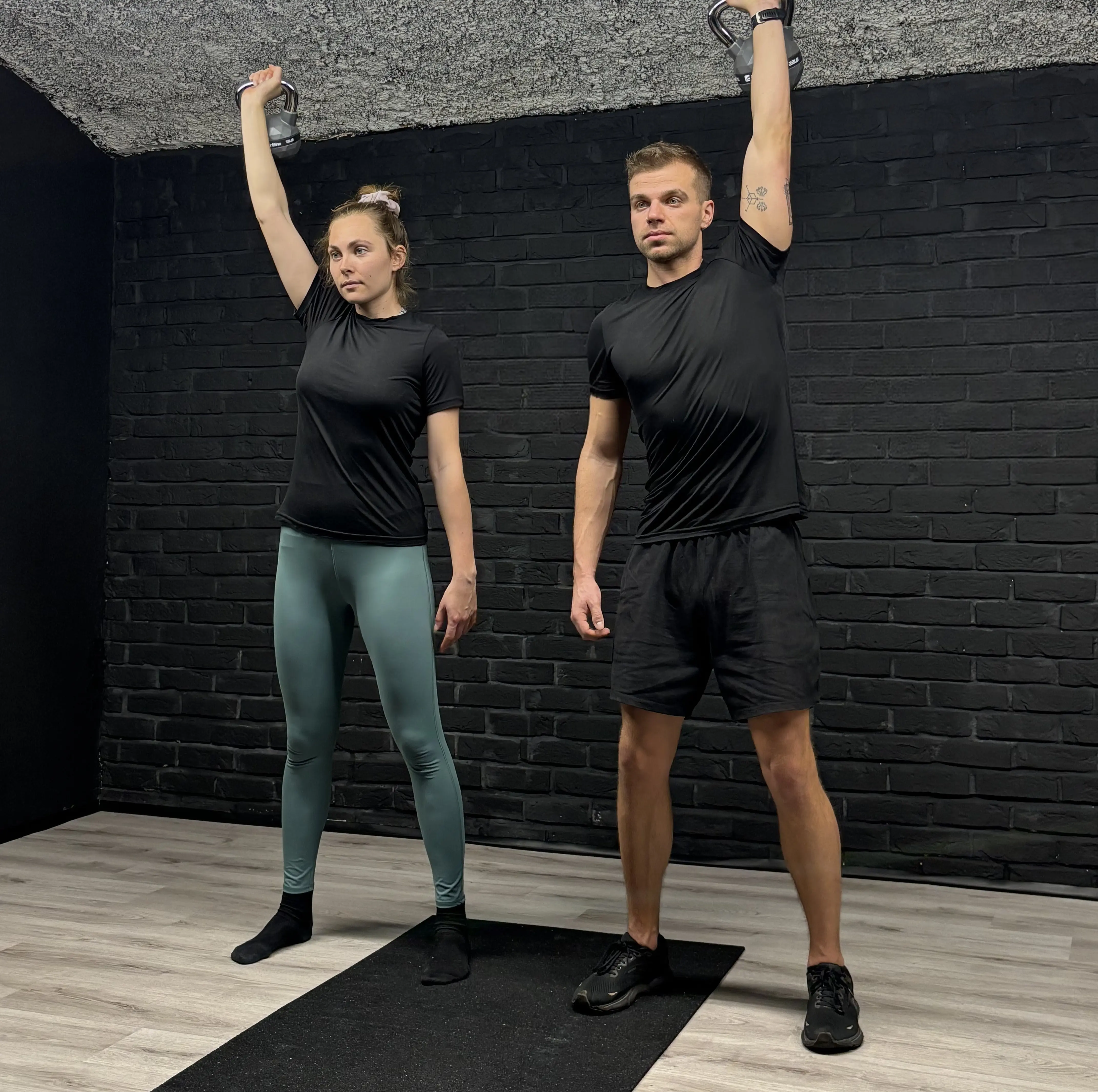 RAWPACE - overhead press v černém sportovním tričku